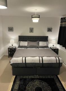 Central 2-Bed Apartment - Sleeps 5 & Free Parking - 4