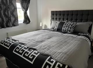 Central 2-Bed Apartment - Sleeps 5 & Free Parking - 2