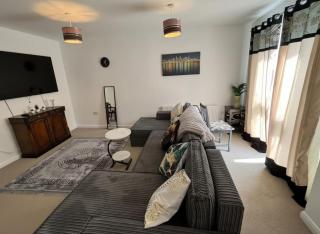Central 2-Bed Apartment - Sleeps 5 & Free Parking - 1