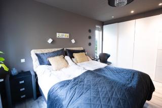 Family-Friendly 5BR Home with Free Parking & Balcony - 1