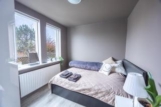 Family-Friendly 5BR Home with Free Parking & Balcony - 2