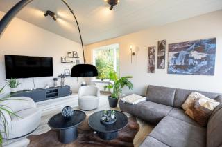 Family-Friendly 5BR Home with Free Parking & Balcony - 0