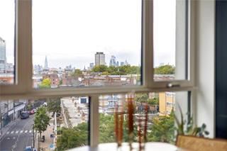 Luxury, Modern, & Artsy Apartment by Canary Wharf - 3