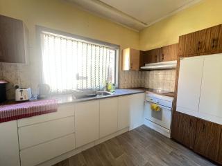 Queen Room Close to Station and Shops - PH3 - 4