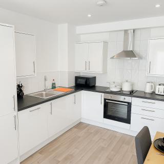 Modern 3BR 3BA Watford Home, For Contractors & Families, Close to Warner Bros, Free Parking, Sleeps 6 - 8