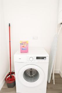 Modern 3BR 3BA Watford Home, For Contractors & Families, Close to Warner Bros, Free Parking, Sleeps 6 - 1