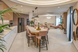 Villa Luxenia, Walk to Town & Skyline Views by etouri - 6