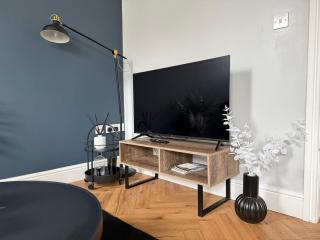 Modern 1 & 2 Bedroom Apartments near Queens University Belfast by MonoStays - 3