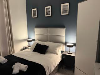 Modern 1 & 2 Bedroom Apartments near Queens University Belfast by MonoStays - 0