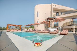 Villa Luxenia, Walk to Town & Skyline Views by etouri - 9