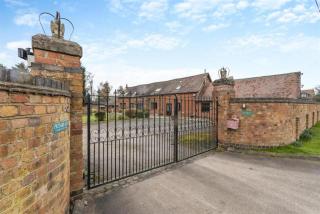 Pritams Gate 7BR 4BA Sleeps 14 l Wishaw - 0