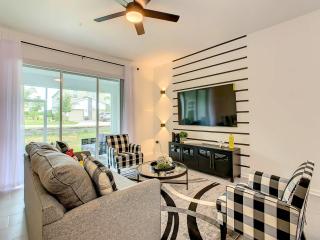 Stunning Thematic 2BR with 2 Clubhouses & Garage - 9