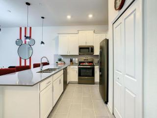 Stunning Thematic 2BR with 2 Clubhouses & Garage - 4