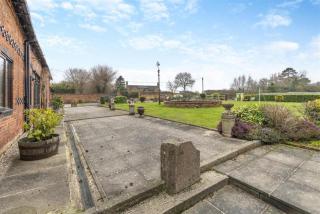 Pritams Gate 7BR 4BA Sleeps 14 l Wishaw - 1