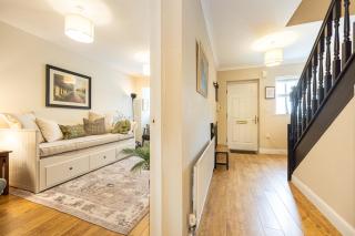 Luxury Spacious 3-Bed City Oasis Just 10 Mins from Centre with Free Parking - 5