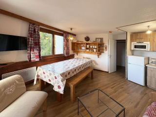 Appartement Confort 6 pers, 2 pièces, Balcon, Cheminée, Accès direct aux pistes - FR-1-322-451 - 8