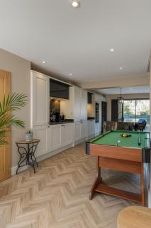 Elegant and Spacious 4 Bedroom Property with Driveway Parking - 5