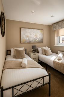 Elegant and Spacious 4 Bedroom Property with Driveway Parking - 8