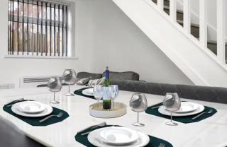 Modern 1BR Flat with Patio Near Cardiff - 3