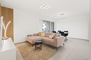 1 Bedroom Apartment - 5 Min Walk to Train Station - 8