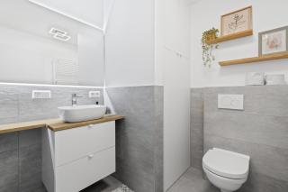1 Bedroom Apartment - 5 Min Walk to Train Station - 1