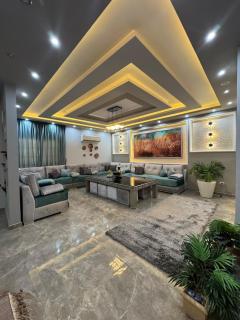 Luxurious apartment in Sheikh Zayed City - 0