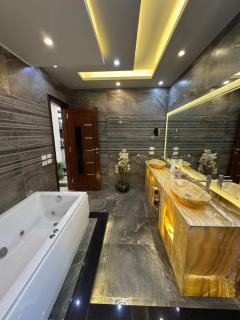 Luxurious apartment in Sheikh Zayed City - 1