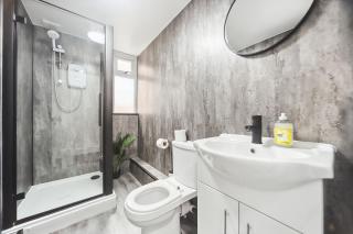 One Bedroom House by Brookland Stays Serviced Accommodation Short Lets Leedswith Free WiFi - 6