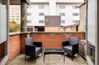 Stylish Canary Wharf Gem with Terrace - O2 & Excel - Sleeps 4 - 5