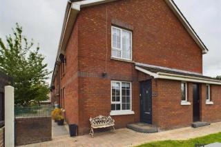 4 Bedroom House in Newry Central - 1