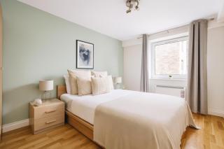 1 Bed Flat by St Katharine Docks - 9