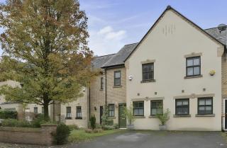 Luxury Spacious 3-Bed City Oasis Just 10 Mins from Centre with Free Parking - 0