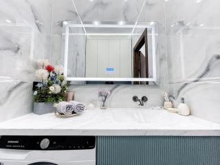 A spacious apartment with a mountain view - 1