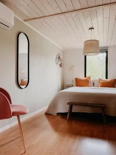 Luxurious red cottage with wood stove near lake - 8