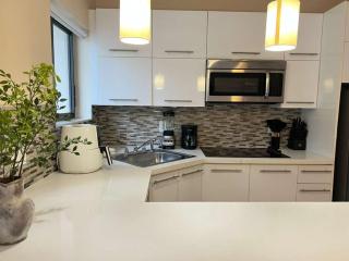 Open-Concept Urban Stay - 7