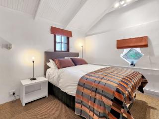 Squirrel Leap - Stylish & Cozy Table Mountain Cottage - 8