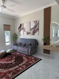 De Space Homestay with Private Pool at Balok - 9