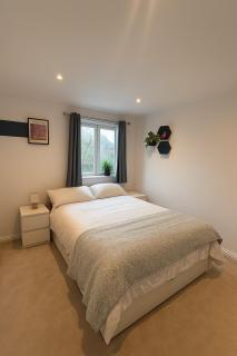 Central Cardiff Home -Parking & Garden - 4