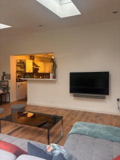 Central Cardiff Home -Parking & Garden - 1