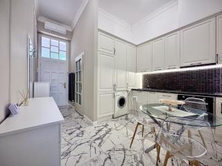 Cris & Ema Luxury Downtown Apartment - 6