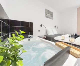 Balnéo privée & cinéma XXL - Logement premium à Tourcoing - 1