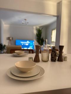 شقه فندقيه خلف نادي الصيد و جامعه الدول تطل علي ميدان بمنطقه راقيه عائلات فقط - 3