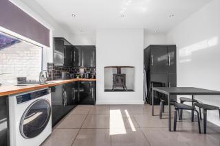 Three Bedroom House by Brookland Stays Serviced Accommodation Short Lets Manchester with Free WiFi - 7