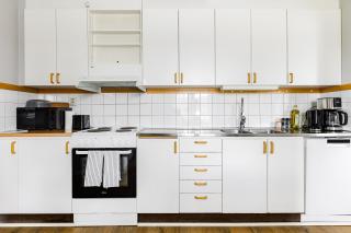 Bright & Spacious Getaway - 8