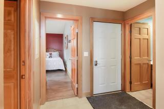 Ski-In 5BR Retreat at Boyne Mtn - Walk to Lifts & Fun! - 4