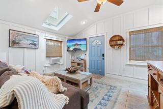 Margate Home w/ Large Outdoor Kitchen - 5