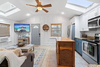 Margate Home w/ Large Outdoor Kitchen - 2