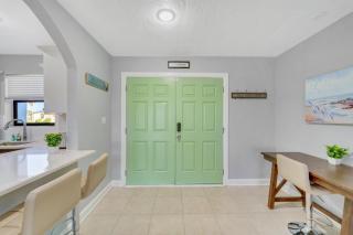 Lakefront Retreat Sunset Views Modern Comfort - 8