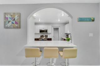 Lakefront Retreat Sunset Views Modern Comfort - 7