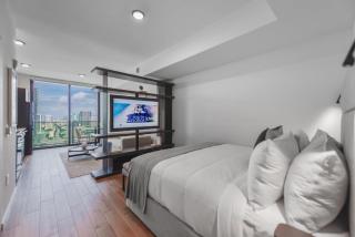 MVR - Sleek Studio with Iconic Downtown Views - 1
